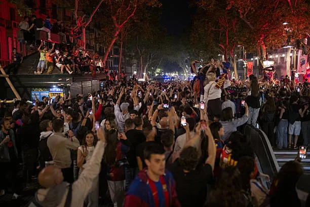 جماهير برشلونة تجوب الشوارع احتفالاً بفوزهم بلقب الدوري الإسباني جماهير برشلونة تجوب الشوارع احتفالاً بفوزهم بلقب الدوري الإسباني