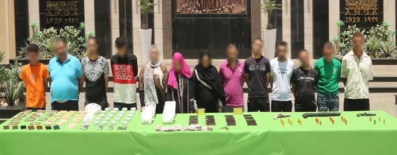 مقتل 3 أفراد إجراميين واعتقال آخرين بعد اشتباكات مسلحة مع الشرطة في الدقهلية وقنا مقتل 3 أفراد إجراميين واعتقال آخرين بعد اشتباكات مسلحة مع الشرطة في الدقهلية وقنا