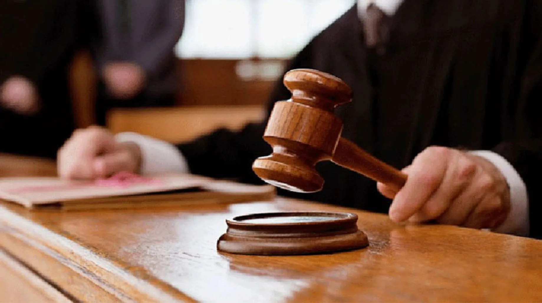 تم تأجيل محاكمة ثلاثة متهمين في قضية وفاة لاعب الكاراتيه بالإسكندرية إلى 14 يونيو. تم تأجيل محاكمة ثلاثة متهمين في قضية وفاة لاعب الكاراتيه بالإسكندرية إلى 14 يونيو.