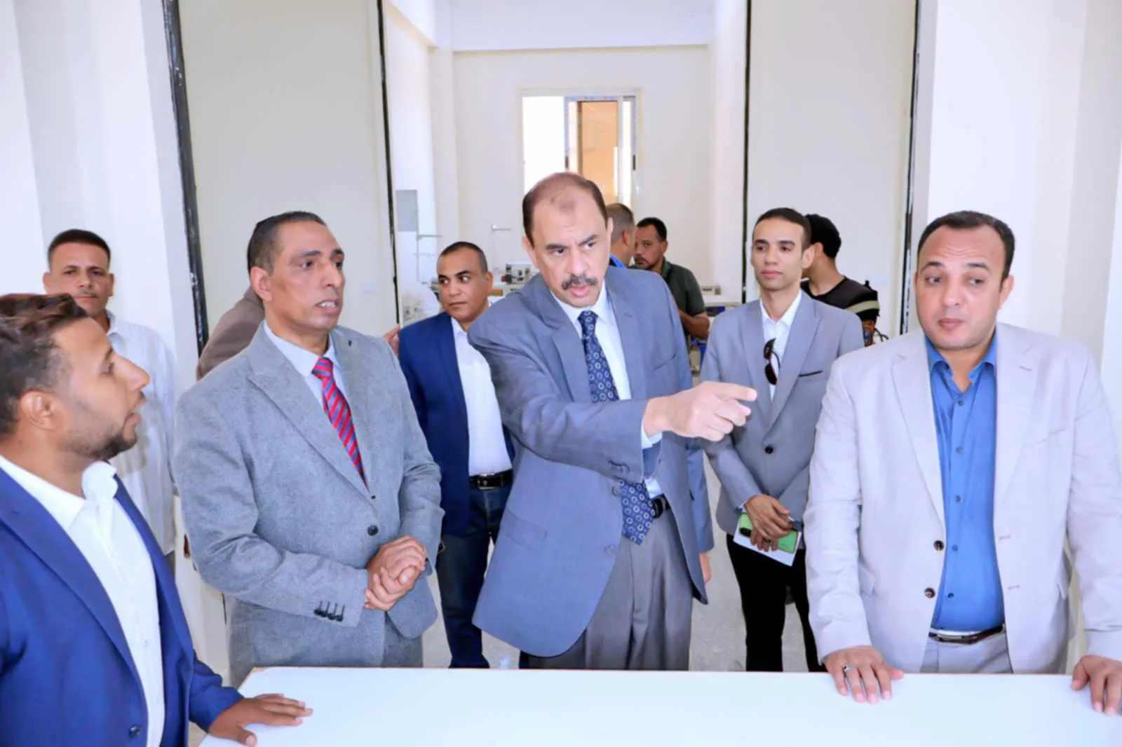 محافظ سوهاج يقوم بزيارة مجمع الصناعات اليدوية في ساقلتة ويشدد على أهمية دعمه كفرصة استثمارية متميزة. محافظ سوهاج يقوم بزيارة مجمع الصناعات اليدوية في ساقلتة ويشدد على أهمية دعمه كفرصة استثمارية متميزة.