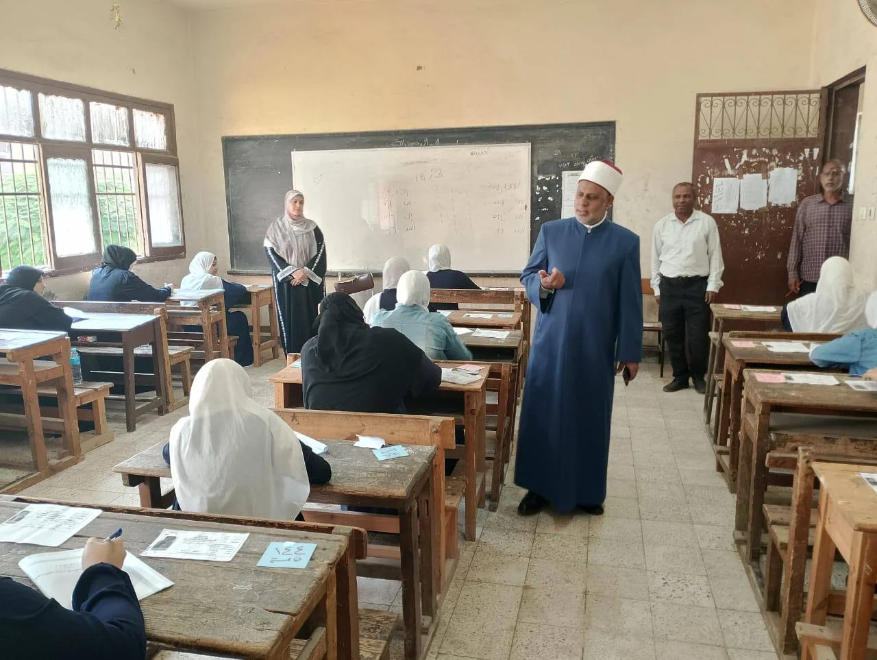 100 ألف طالب في القسم الأدبي بالثانوية الأزهرية يبدأون امتحانات نهاية السنة الدراسية. 100 ألف طالب في القسم الأدبي بالثانوية الأزهرية يبدأون امتحانات نهاية السنة الدراسية.