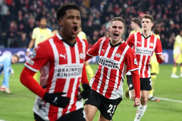 أيندهوفن يتصدر الترتيب على حساب أياكس ويعزز فرصه في نيل لقب الدوري الهولندي