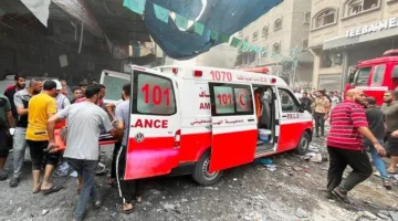 الهلال الأحمر الفلسطيني ينقل الجرحى والفِرق الطبية من مستشفيين في شمال غزة.