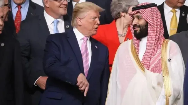 زيارة ترامب: ما السبب وراء استقباله في السعودية على بساط بنفسجي؟