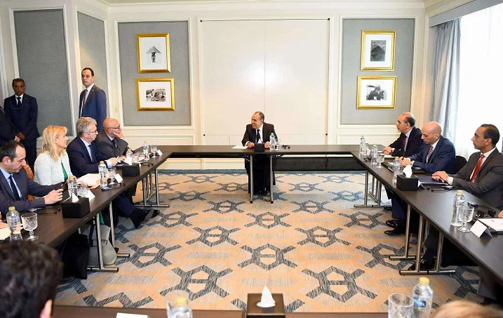 وزير الخارجية: نهدف إلى تعزيز التعاون مع جميع مؤسسات الاتحاد الأوروبي لتقوية الشراكة الحالية بين الطرفين. وزير الخارجية: نهدف إلى تعزيز التعاون مع جميع مؤسسات الاتحاد الأوروبي لتقوية الشراكة الحالية بين الطرفين.