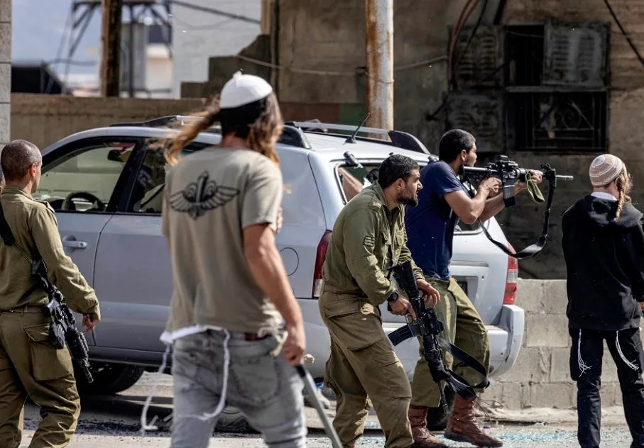 فلسطين: إصابة شابين وإحراق منشآت زراعية خلال هجوم للمستوطنين على دير بلوط فلسطين: إصابة شابين وإحراق منشآت زراعية خلال هجوم للمستوطنين على دير بلوط