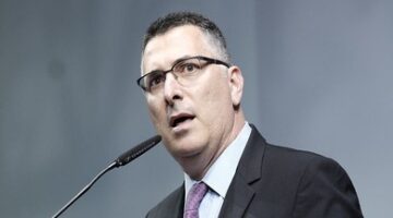 إسرائيل تعبر عن نيتها لتعزيز العلاقات مع الحكومة السورية الجديدة.