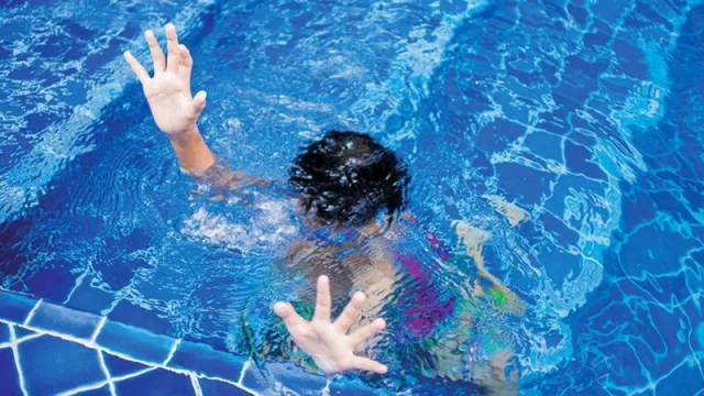 مسعفان ينقذان طفلاً من الغرق في مسبح بالشرقية
