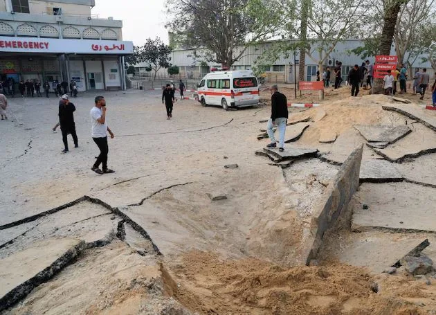 الاحتلال يهاجم المستشفى الأوروبي في غزة.. ولقاءات تفيد باغتيال شقيق السنوار