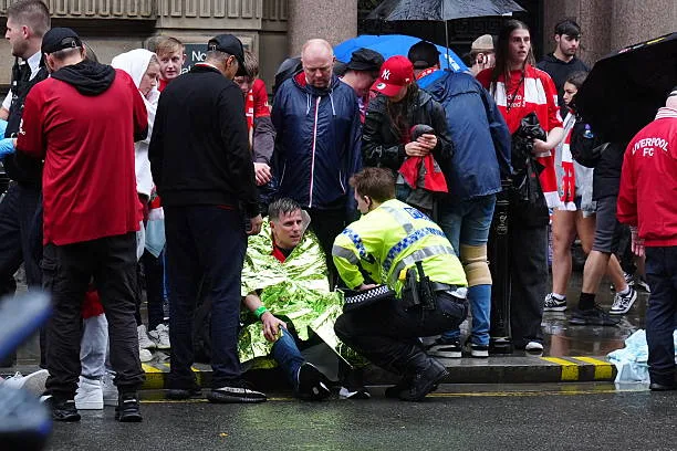 ليفربول يعرض بيانًا رسميًا حول حادثة دهس مشجعيه خلال احتفالات الفوز بلقب الدوري الإنجليزي الممتاز. ليفربول يعرض بيانًا رسميًا حول حادثة دهس مشجعيه خلال احتفالات الفوز بلقب الدوري الإنجليزي الممتاز.