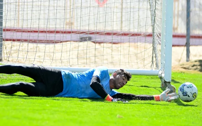 طبيب الزمالك يتابع حالة صبحي بعد مشاركته في التدريبات طبيب الزمالك يتابع حالة صبحي بعد مشاركته في التدريبات