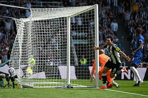 نيوكاسل يهزم تشيلسي ويقترب بقوة من التأهل لدوري أبطال أوروبا نيوكاسل يهزم تشيلسي ويقترب بقوة من التأهل لدوري أبطال أوروبا