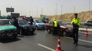 "الداخلية" توضح حقيقة فيديو تجاوز أحد أفراد الشرطة عند استيقاف سيارة نقل