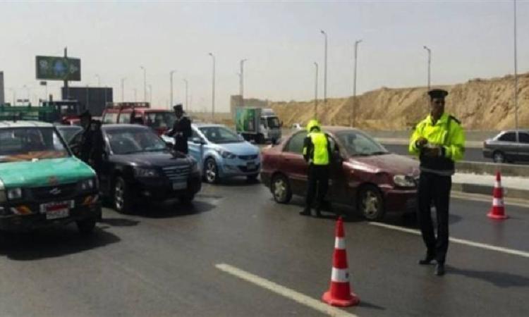 "الداخلية" توضح حقيقة فيديو تجاوز أحد أفراد الشرطة عند استيقاف سيارة نقل