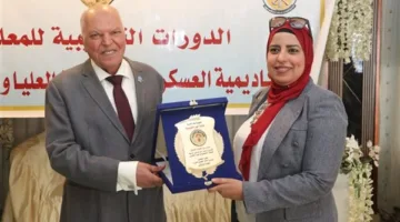 "الزناتي" يكرم 5 معلمات.. ويعلن تكريم شهري للمتميزين