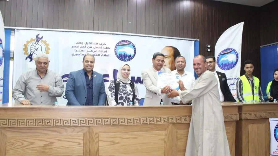 "مستقبل وطن بمركز المنيا" يكرم 100 عامل مؤقت احتفاءً بعيد العمال تحت شعار "سواعد مصرية"