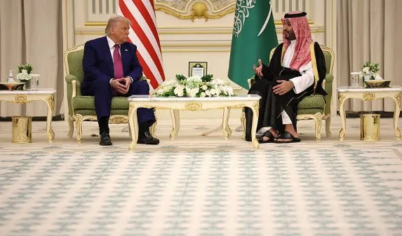 محمد بن سلمان: فرص شراكة جديدة مع الولايات المتحدة بقيمة 600 مليار دولار ونسعى لزيادة هذا المبلغ إلى تريليون دولار خلال الأشهر القادمة. محمد بن سلمان: فرص شراكة جديدة مع الولايات المتحدة بقيمة 600 مليار دولار ونسعى لزيادة هذا المبلغ إلى تريليون دولار خلال الأشهر القادمة.