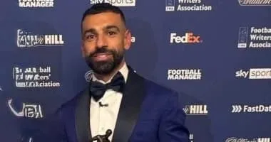 وزير الرياضة يبارك لصلاح حصوله على جائزة أفضل لاعب في الدوري الإنجليزي. وزير الرياضة يبارك لصلاح حصوله على جائزة أفضل لاعب في الدوري الإنجليزي.