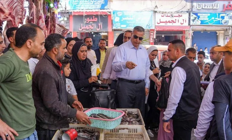 محافظ الإسكندرية يواصل جولاته بالكيلو 21 ويُغلق ويُشمّع محالًا ومقاهي مخالفة