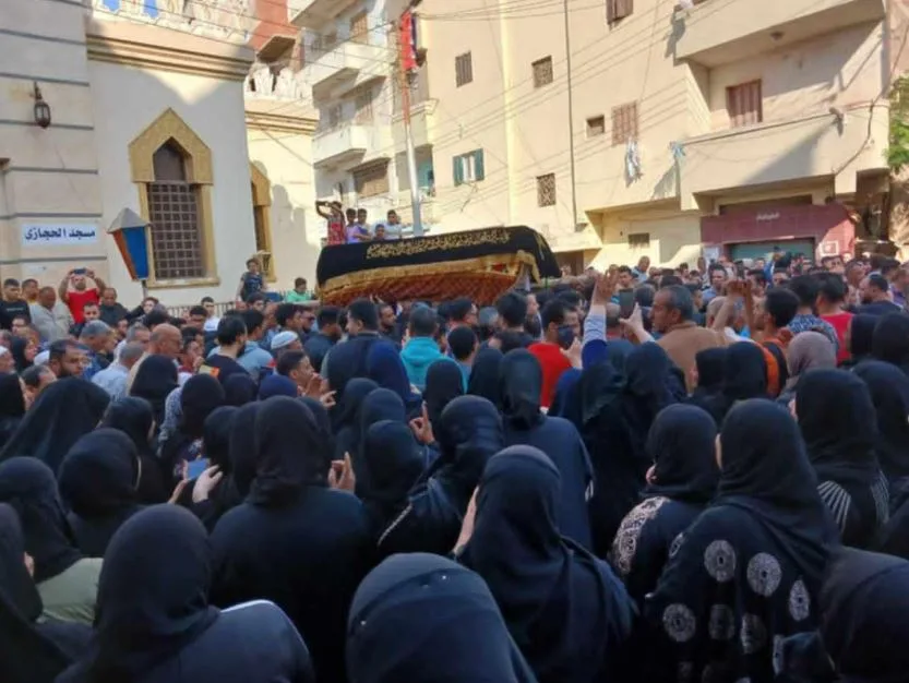 تشييع جثمان طالبة كلية العلوم جامعة الزقازيق في جنازة مهيبة بحضور زميلاتها
