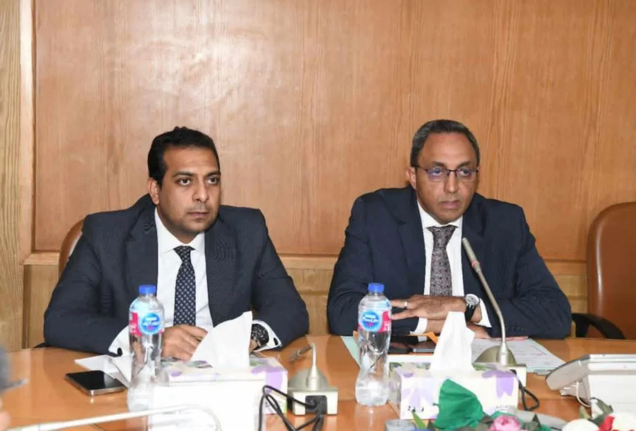 محافظ قنا يستعرض فرص الاستثمار في قنا ونجع حمادي ويؤكد على ضرورة استغلال الأصول غير المُستخدمة بسرعة.