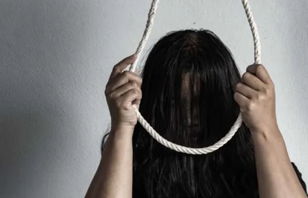 فتاة في قنا تُقدم على الانتحار شنقاً بسبب رفض أسرتها زواجها من جارها.