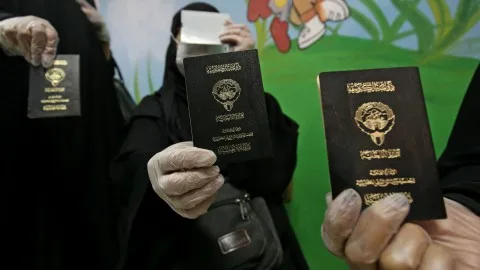 آلاف الأشخاص يفقدون الجنسية الكويتية بين ليلة وضحاها.. أزمة متفاقمة وانتقادات شديدة وجدل واسع حول “الهوية الوطنية” آلاف الأشخاص يفقدون الجنسية الكويتية بين ليلة وضحاها.. أزمة متفاقمة وانتقادات شديدة وجدل واسع حول “الهوية الوطنية”