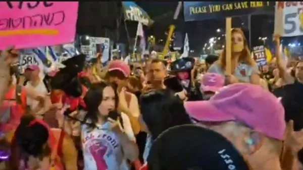 آلاف المستوطنين يحتشدون مطالبين بإنهاء النزاع وإجراء صفقة تبادل (فيديو) آلاف المستوطنين يحتشدون مطالبين بإنهاء النزاع وإجراء صفقة تبادل (فيديو)