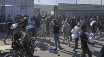 آلاف من الفلسطينيين يعبرون إلى مخزن مساعدات في غزة وسط إطلاق كثيف للنيران من الجيش الإسرائيلي، مع تقارير عن شهداء وإصابات.