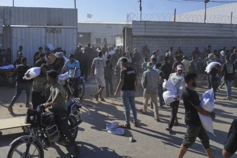 آلاف من الفلسطينيين يعبرون إلى مخزن مساعدات في غزة وسط إطلاق كثيف للنيران من الجيش الإسرائيلي، مع تقارير عن شهداء وإصابات. آلاف من الفلسطينيين يعبرون إلى مخزن مساعدات في غزة وسط إطلاق كثيف للنيران من الجيش الإسرائيلي، مع تقارير عن شهداء وإصابات.