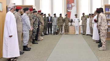 آمر كلية الدفاع الوطني يستقبل وفدًا باكستانيًّا