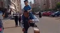 أب يحتفل بأول يوم حضانة لابنه بزفة بلدى في المحلة