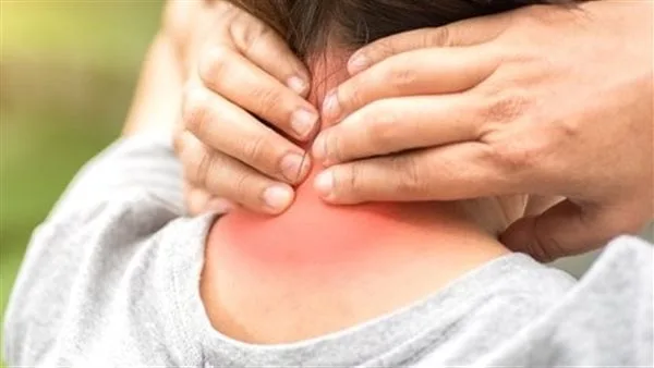 أبرز أعراضها الصداع.. ما هي متلازمة رقبة الرسائل النصية؟