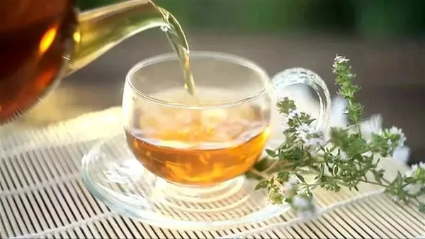 أبرزها الشعور بـ الحموضة.. دراسة تكشف عن مخاطر تناول الشاي صباحًا