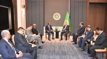 أبو الغيط يجتمع برئيس مفوضية الاتحاد الإفريقي خلال قمة بغداد