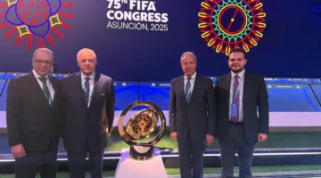 أبو ريدة وفريق اتحاد الكرة يتصورون مع كأس العالم للأندية خلال مؤتمر الفيفا