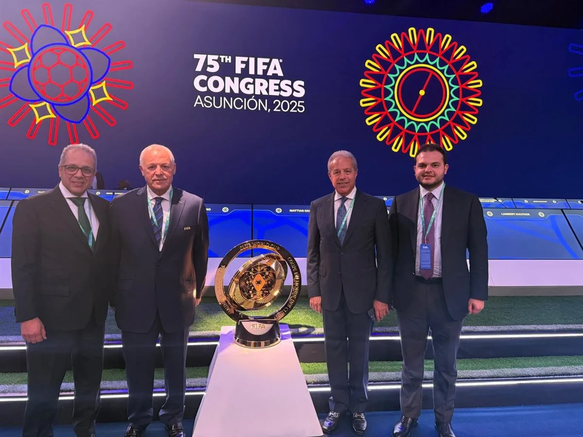 أبو ريدة وفريق اتحاد الكرة يتصورون مع كأس العالم للأندية خلال مؤتمر الفيفا أبو ريدة وفريق اتحاد الكرة يتصورون مع كأس العالم للأندية خلال مؤتمر الفيفا