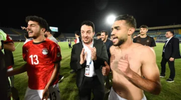 أبو زهرة يشارك فريق الشباب والجهاز الفني فرحتهم بالتأهل إلى كأس العالم.