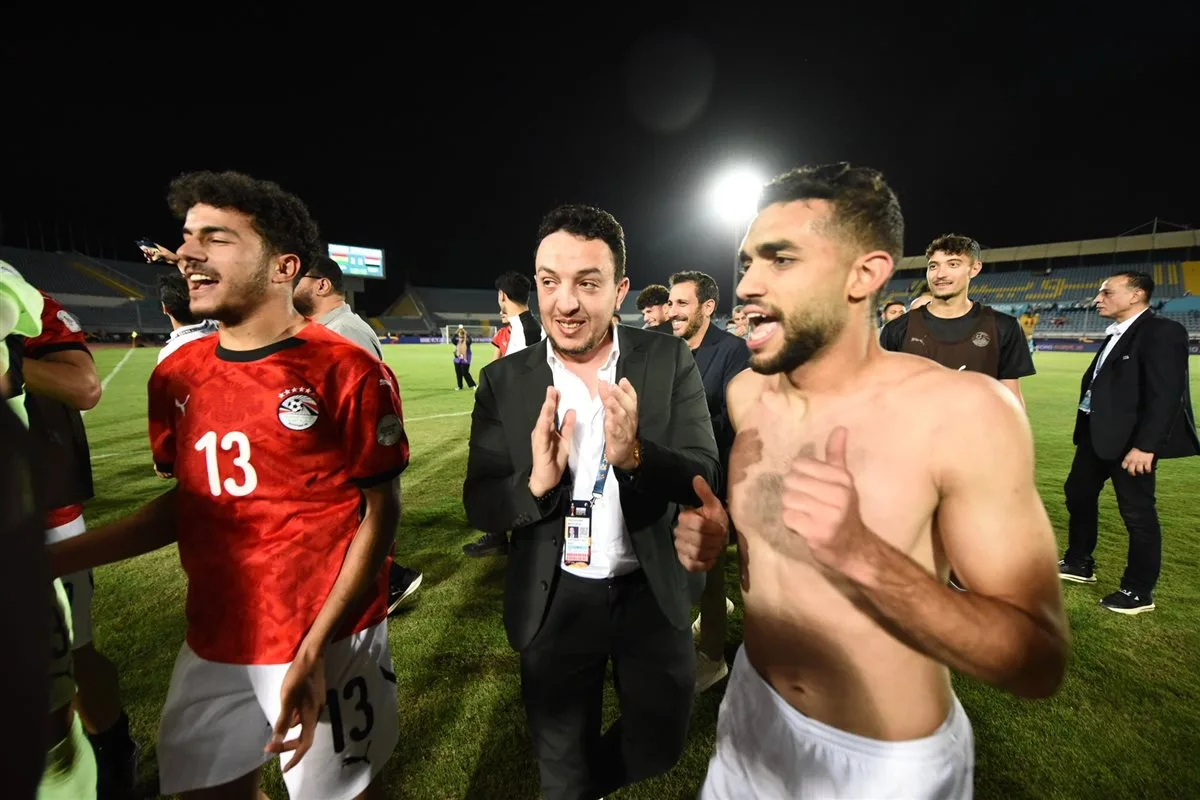 أبو زهرة يشارك فريق الشباب والجهاز الفني فرحتهم بالتأهل إلى كأس العالم. أبو زهرة يشارك فريق الشباب والجهاز الفني فرحتهم بالتأهل إلى كأس العالم.
