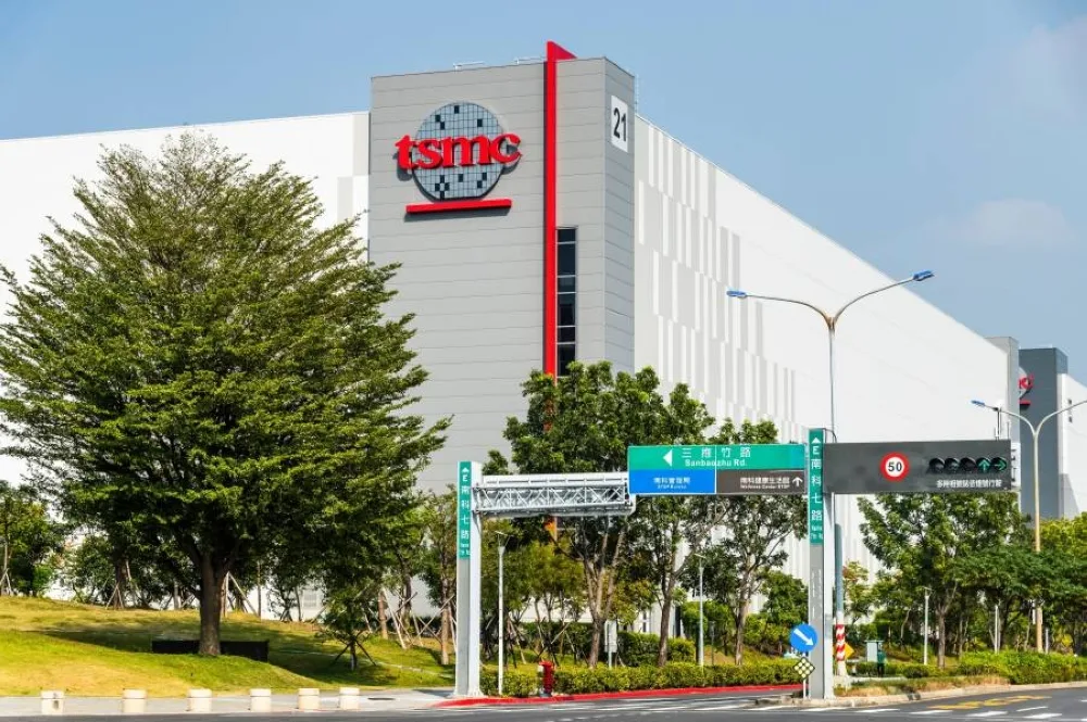 أثمن جهاز في صناعة الرقائق يثير ارتباك كبار المصنعين.. لماذا تتجنب TSMC بينما تراهن عليه إنتل؟ أثمن جهاز في صناعة الرقائق يثير ارتباك كبار المصنعين.. لماذا تتجنب TSMC بينما تراهن عليه إنتل؟