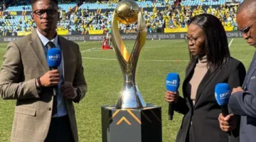 أجواء لقاء بيراميدز وصن داونز: تركيز أثناء الإحماء وظهور كأس إفريقيا
