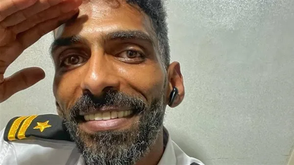 أحد البحارة: تحرك السفينة العالقة بالإمارات نحو ميناء في الشارقة