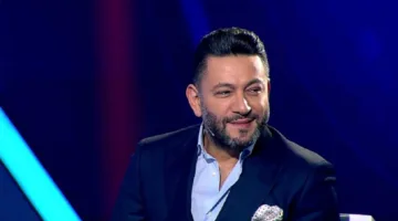 أحمد زاهر يتدخل في حفل زياد برجي في بيروت ويقدم له مفاجأة على المسرح.