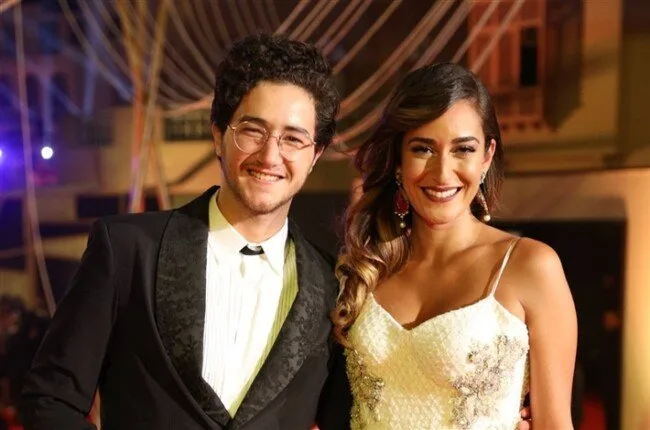 أحمد مالك وأمينة خليل يحققان نجاحاً جديداً في حفلة تكريم الدراما الرمضانية. أحمد مالك وأمينة خليل يحققان نجاحاً جديداً في حفلة تكريم الدراما الرمضانية.