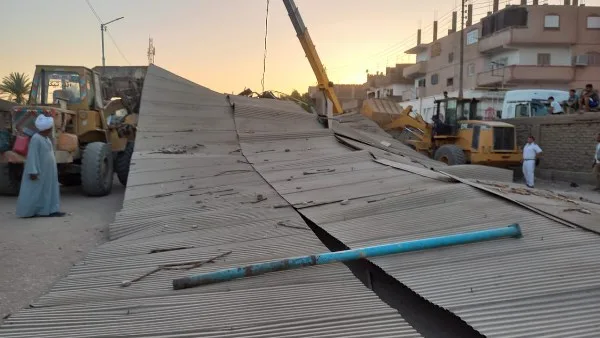أخبار قنا| سقوط سقف معدني فوق 30 سيارة بموقف قوص.. ومنح شهادة الاعتماد لـ36 مدرسة