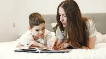 أخصائية نفسية تبرز دور الأهل في ممارسة هوايات أطفالهم وقراءة الكتب لهم.