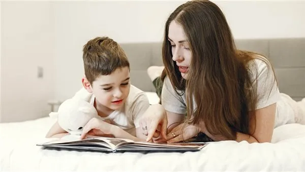 أخصائية نفسية تبرز دور الأهل في ممارسة هوايات أطفالهم وقراءة الكتب لهم. أخصائية نفسية تبرز دور الأهل في ممارسة هوايات أطفالهم وقراءة الكتب لهم.