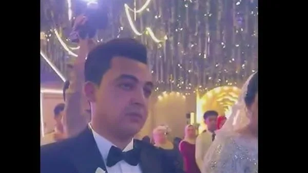 أخوه فاجأه يوم فرحه وبكاه هو وأمه بالدموع.. ما كانش يتوقع (فيديو)