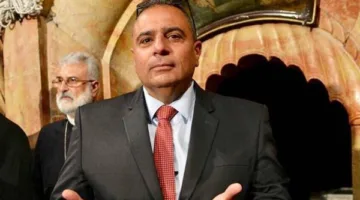 أديب الحسيني.. حامي أسرار النور في قلب القيامة