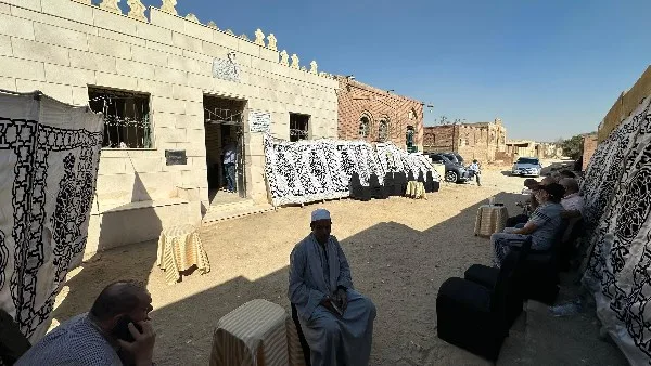 أسرة الشيخ الطبلاوي تقيم ختمة قرآنية على روحه في ذكرى وفاته.. شاهد